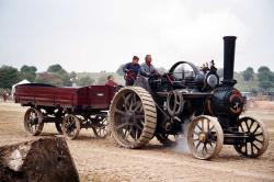 Dampftraktor mit Hänger